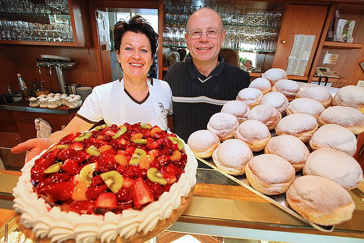 Haben nicht nur ein Händchen für Torten: Jürgen und Ljerka Schulte verabschieden sich nach 37 Jahren. - © Foto: Gerstendorf-Welle