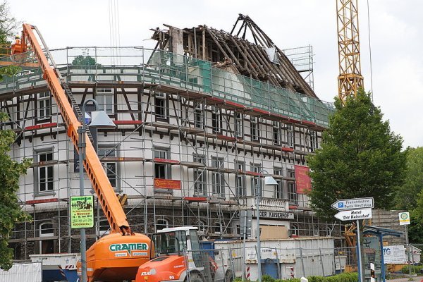 Bei dem Brand wurde niemand verletzt. Bei den Arbeiten am Obergeschoss kam ein polnischer Familienvater ums Leben. - © FOTO: PETER STEINERT