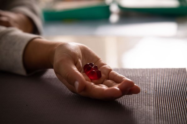 Nahrungsergänzungsmittel für Kinder sehen oft aus wie Gummibärchen. Stiftung Warentest hat 18 Präparate untersucht - «überflüssig sind alle». - © Christin Klose/dpa-tmn
