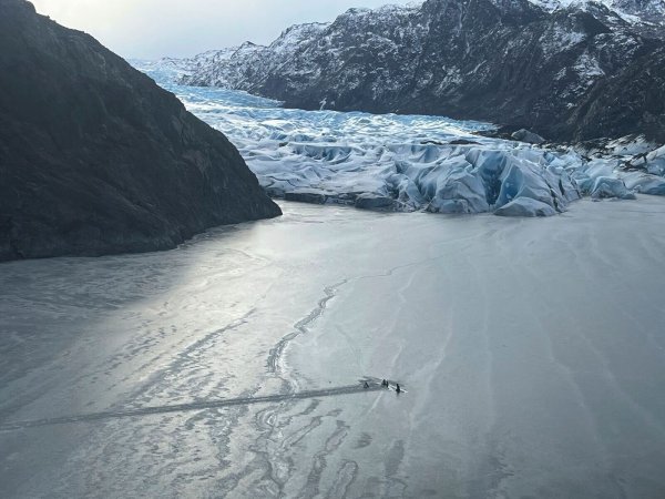 Das Kleinflugzeug stürzte auf einen zugefrorenen See und versank halb im Wasser. - © -/Alaska National Guard via AP/dpa