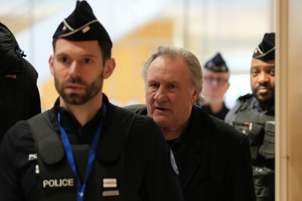 Depardieu soll laut medizinischem Gutachten nur sechs Stunden am Tag in der Anhörung sitzen. Das eigentlich für Oktober 2024 geplante Verfahren war wegen seines Gesundheitszustands verschoben worden. - © Aurelien Morissard/AP/dpa