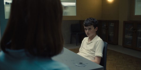 Jamie Miller (Owen Cooper) in der britischen Netflix-Serie «Adolescence» im Gespräch mit der Psychologin Briony Ariston (Erin Doherty). - © -/Netflix/dpa