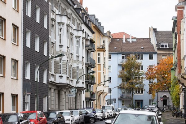 Der Bedarf an Wohnungen in NRW-Städten wie Köln und Düsseldorf ist sehr hoch. (Symbolbild) - © Marcel Kusch/dpa