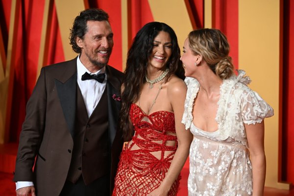 Camila Alves McConaughey und Matthew McConaughey - hier mit Jennifer Lawrence - haben drei gemeinsame Kinder. (Archivbild) - © Doug Peters/PA Wire/dpa
