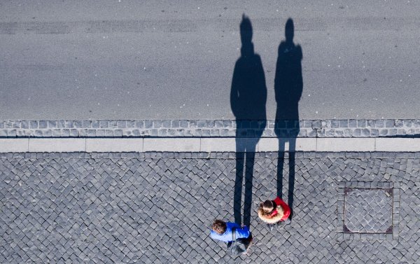Die Beziehungszufriedenheit sinkt zunächst graduell. (Archivbild) - © Julian Stratenschulte/dpa