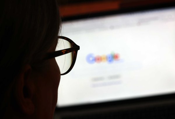 Die Google-Suche wird künftig bei bestimmten Anfragen eine «Übersicht mit KI» als Antwort liefern. (Archivbild) - © Karl-Josef Hildenbrand/dpa/dpa-tmn