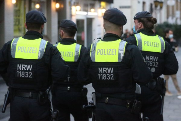 Die Zahl der Beschwerden gegen die NRW-Polizei ist gesunken, während die Zahl der Polizeieinsätze stark zugenommen hat. (Archivfoto) - © David Young/dpa