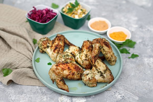 Kräftig gewürzt sind diese Chickenwings - Ranchstyle eben. - © Mareike Pucka/biskuitwerkstatt.de/dpa-tmn