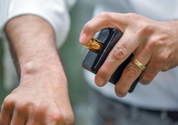 Der Influencer hatte in einem Video sein Parfüm mit dem Namen 295 vorgestellt - dem Paragrafen des Blasphemiegesetzes in Pakistan. (Symbolbild) - © Patrick Pleul/dpa-Zentralbild/dpa