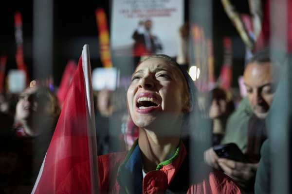 Erneut sind Tausende Menschen in der Türkei wegen der Festnahme des Istanbuler Bürgermeisters auf die Straßen gegangen. - © Francisco Seco/AP/dpa