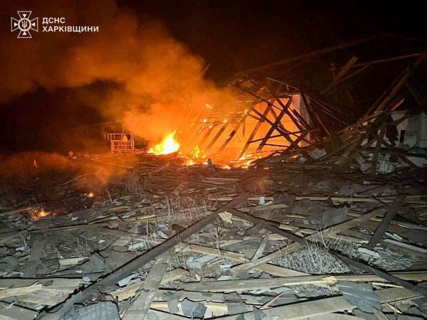 Immer wieder beschießt Russland nachts die ukrainische Großstadt Charkiw nahe der Grenze (Archivbild) - © Uncredited/Ukrainian Emergency Service/AP/dpa