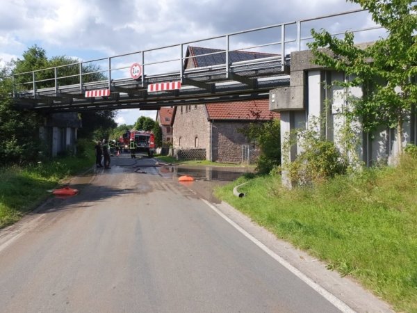 Die Bahnhofstraße wird gesäubert. - © Feuerwehr Dörentrup