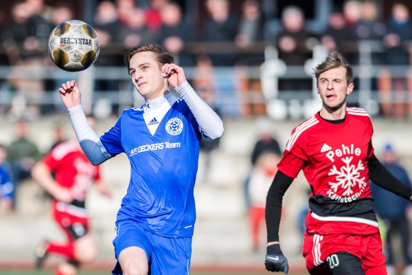 Man of the match: Einen Hattrick gelang in der ersten Halbzeit dem Schlänger Tony Paul Schäfer (links, blau). Der Heidener Patrick Grabosch kann nur begeistert zusehen, wie er den Ball kontrolliert. - © Egon Penner