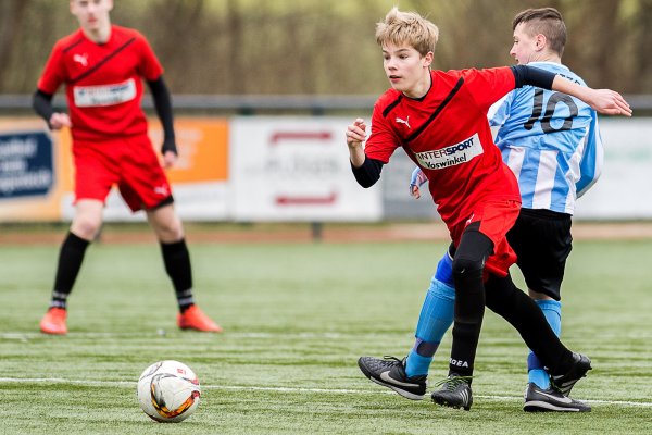 Antrittsstark: Symptomatisch für die erste Halbzeit lässt Henri Fritz Schrahe den Gästezehner Benjamin Paul schlecht aussehen. - © Egon Penner