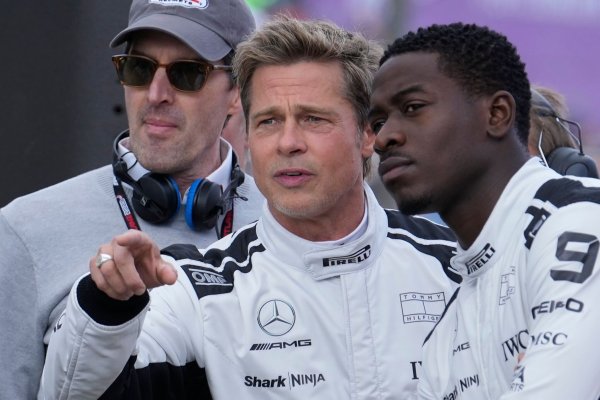 Bild von den Dreharbeiten im Sommer 2023 in Silverstone: Brad Pitt (Mitte) spricht mit Schauspielkollege Damson Idris (rechts). (Archivbild) - © Luca Bruno/AP/dpa