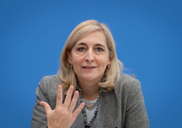 Gesundheitsministerin Nina Warken (CDU) will die Pflegeversicherung reformieren. (Archivfoto) - © Soeren Stache/dpa