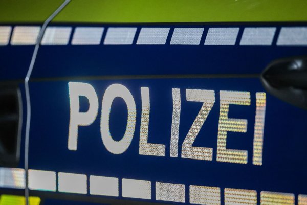 Bei dem Unfall in Düsseldorf wurden sechs Autos beschädigt. (Symbolbild) - © Christoph Reichwein/dpa