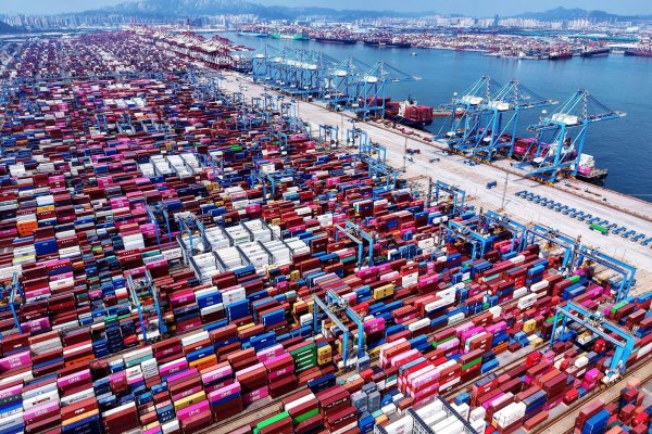 Chinas Wirtschaft setzt für Wachstum auf Exporte. (Symbolbild) - © Uncredited/CHINATOPIX via AP/dpa