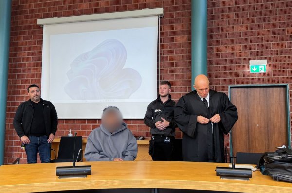 Dem angeklagten 50-Jährigen wird Mord aus niedrigen Beweggründen vorgeworfen. - © Aleksandra Bakmaz/dpa