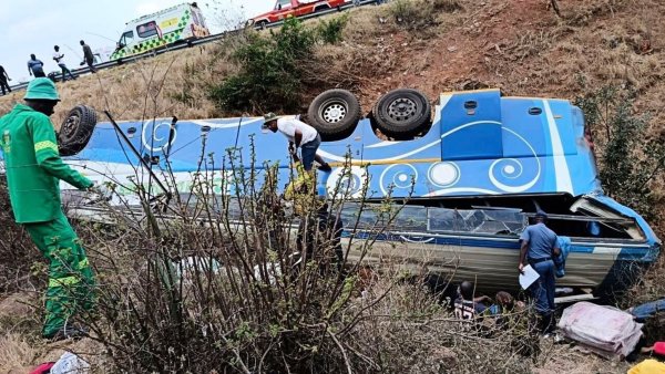 Der Fahrer soll die Kontrolle über den Reisebus verloren haben. - © Uncredited/South African Department of Transport and Community Safety/AP/dpa