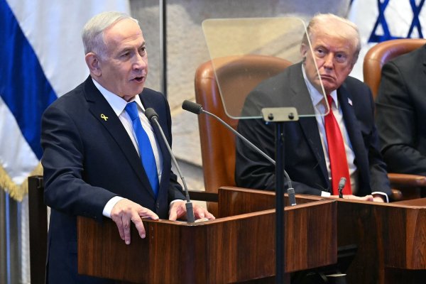 US-Präsident Donald Trump (r) mit dem israelischen Regierungschef Benjamin Netanjahu in der Knesset. - © Saul Loeb/POOL AFP/AP/dpa