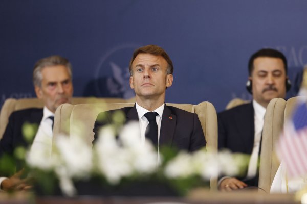 Nach dem Gaza-Friedensgipfel fordert der französische Präsident Emmanuel Macron eine äußerst strenge internationale Überwachung im Gazastreifen. - © Yoan Valat/Pool EPA/AP/dpa