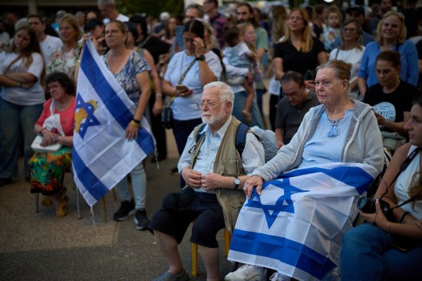 In Israel wird mit Bangen auf die Rückkehr der letzten Geiseln gewartet. - © Emilio Morenatti/AP/dpa