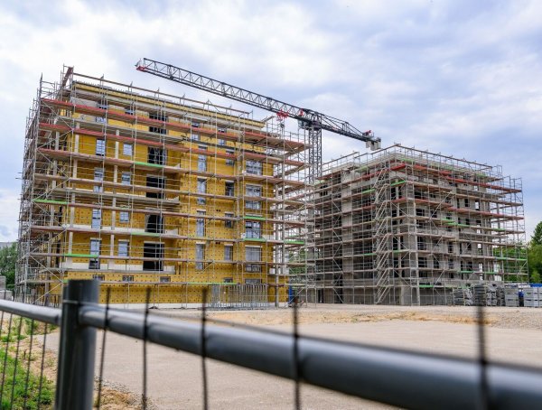 Hohe Mieten sind ein Problem für die Wirtschaft. (Archivbild) - © Patrick Pleul/dpa