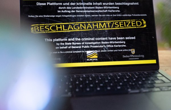 Wenn man die Adresse der beschlagnahmten Internetseiten eingibt, erscheint ein Sicherstellungsbanner der Behörden. (Archivbild) - © Leonie Asendorpf/dpa