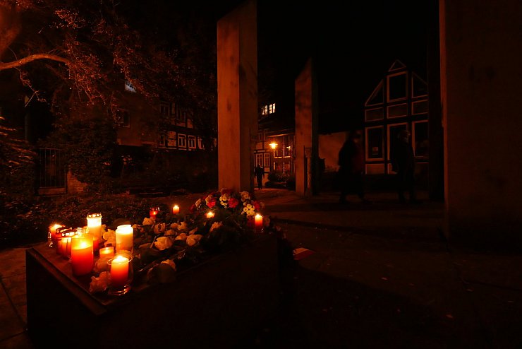 An der Gedenkstätte Ehemalige Synagoge an der Exterstraße brannten Kerzen es waren Kränze abgelegt worden. Besucher der Mahnwache auf dem Marktplatz konnten sie einzeln zum stillen Gedenken besuchen und Blumen ablegen. - © Jost Wolf