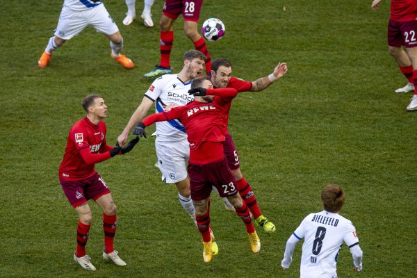 Kölns Ondrej Duda (v.l.), Bielefelds Fabian Klos, Kölns Jannes Horn und Kölns Rafael Czichos kämpfen um den Ball.  - © picture alliance / Christopher Neundorf/Guido Kirch