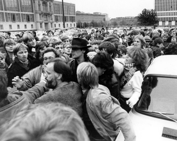 Udo Lindenberg vor dem Palast der Republik. - © Dieter Klar/dpa