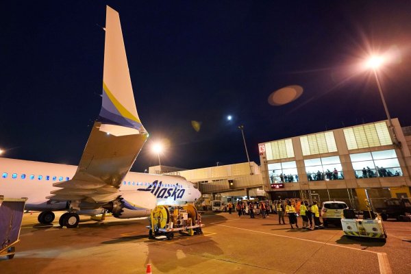 Ein Fugzeug von Alaska Airlines (Archivbild). - © Ted S. Warren/AP/dpa