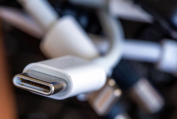 Ein Ladekabel mit USB-C-Stecker liegt neben einem Bündel unterschiedlicher Anschlusskabel. - © Jens Büttner/dpa