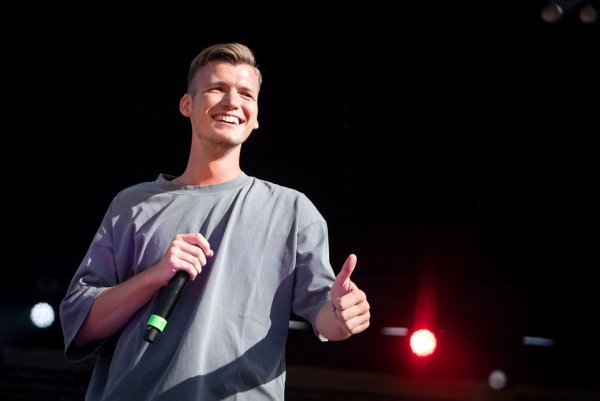 Julian Sommer singt über «Peter Pan» und «Arielle». - © Sina Schuldt/dpa