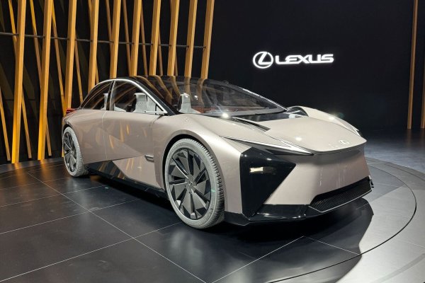 Mit der viertürigen Fließheck-Limousine LF-ZC zeigt die Toyota-Tochter Lexus Luxus, der auch nachhaltig sein kann. - © Thomas Geiger/dpa-tmn