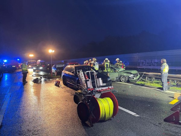 Feuerwehr und Polizei stehen an der Unfallstelle auf der A2. - © Christian Müller/Westfalennews/dpa