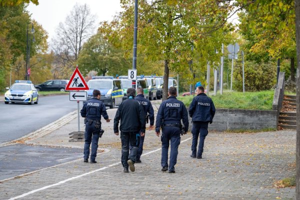 Bombendrohungen an Schulen haben Polizeieinsätze in mehreren Bundesländern ausgelöst. - © Pia Bayer/dpa