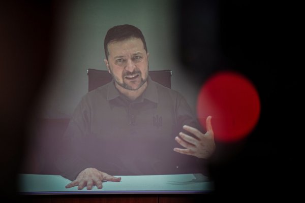 Der ukrainische Wolodymyr Selenskyj bei einer Liveübertragung zum 6. Deutsch-Ukrainischen Businessforum der DIHK in Berlin. - © Kay Nietfeld/dpa