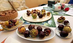 Frische Kastanien nutzt Hermann Peitz, auf Tellern und in Schalen verteilt, als Dekoration.