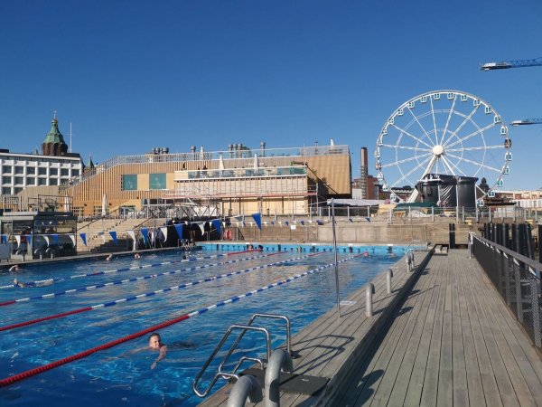 Bahnen ziehen in Stadtkulisse: Im Allas Sea Pool hat man Aussicht auf ein Riesenrad und ein von Alvar Aalto entworfenes Bürogebäude. - © Geraldine Friedrich/dpa-tmn/dpa