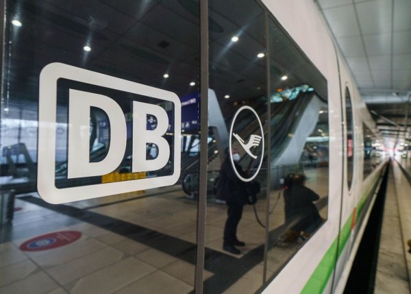 Reisende brauchen am Donnerstag und am Freitag starke Nerven: Bei der Lufthansa und bei der Bahn wird gestreikt. - © Frank Rumpenhorst/dpa
