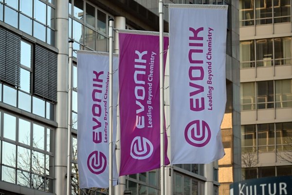 Der Chemiekonzern Evonik will Kosten senken. - © Federico Gambarini/dpa