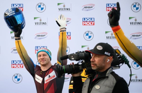 Bob-Pilot Francesco Friedrich jubelt nach seinem WM-Sieg. - © Robert Michael/dpa