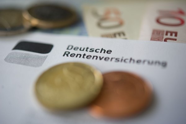 Mit der Einführung eines Aktienkapitals soll erstmals eine neue Finanzquelle für die gesetzliche Rentenversicherung geschaffen werden. (Symbolbild) - © Marijan Murat/dpa