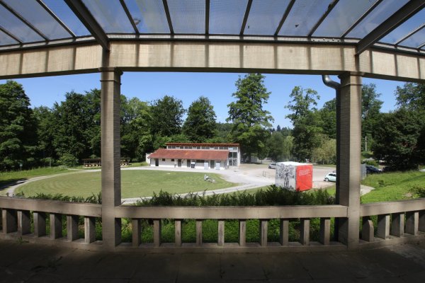 Blick auf den Eingang: Der Landschaftsverband befasst sich mit der Machbarkeitsstudie für ein neues Eingangs- und Ausstellungsgebäude am Freilichtmuseum. Drei Architektenkonzepte liegen vor. - © Vera Gerstendorf-Welle