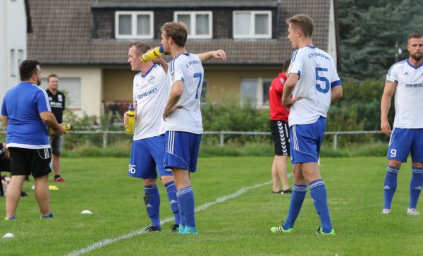 Die Spieler des SC Bad Salzuflen sollen sich mit dem Trainer überworfen haben. Nun haben die Spieler Alexander Ritter (links) und Patrick Reinsch (rechts) vorerst das Sagen. - © Archiv: Oliver König