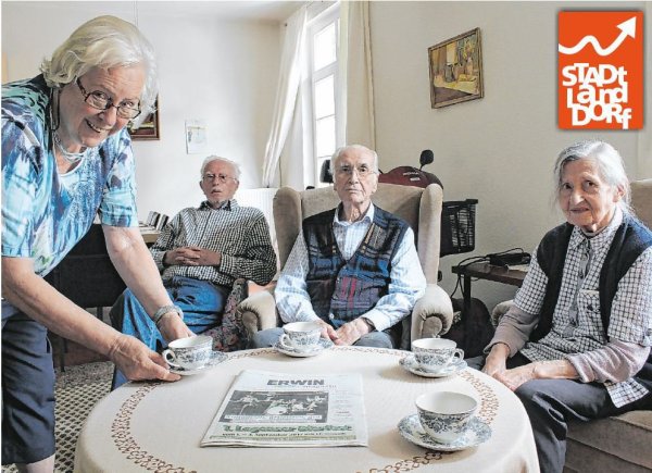 Fühlen sich zusammen wohl: (von links) Annelies Diekmann, Kurt Stegemann, Reinhold Joester sowie Lydia Vock leben in einer Senioren-Wohngemeinschaft an der Detmolder Straße. - © Sandra Castrup
