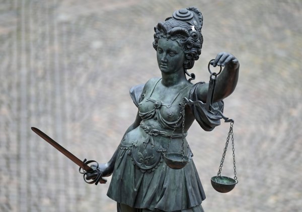 Eine Statue der Justitia hält eine Waage und ein Schwert in der Hand. - © Arne Dedert/dpa/Symbolbild