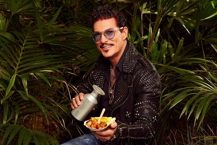 Chris Töpperwien nimmt Haarfärbemittel und Haargel mit in den Dschungel. - © MG RTL D / Arya Shirazi